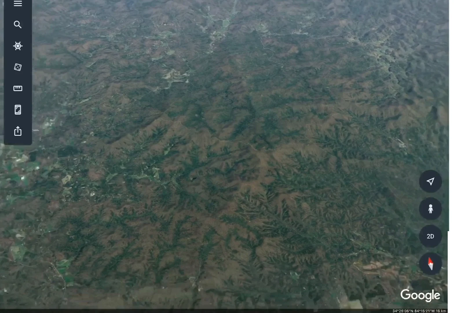 Google Earthで拡大したアパラチア山脈の画像。森に覆われた細かい起伏が一面に広がり、枝分かれした谷が刻まれている。