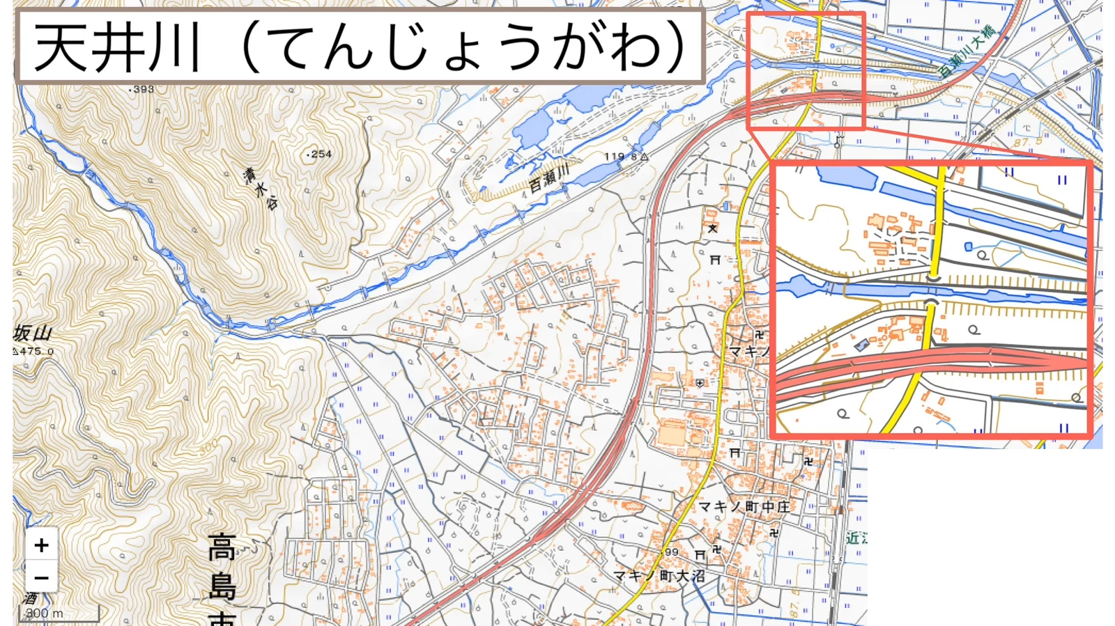 川と道路が交わる地域の地形図で、右上の赤枠の部分を拡大すると、黄色の道路が川の下をトンネルでくぐっている。