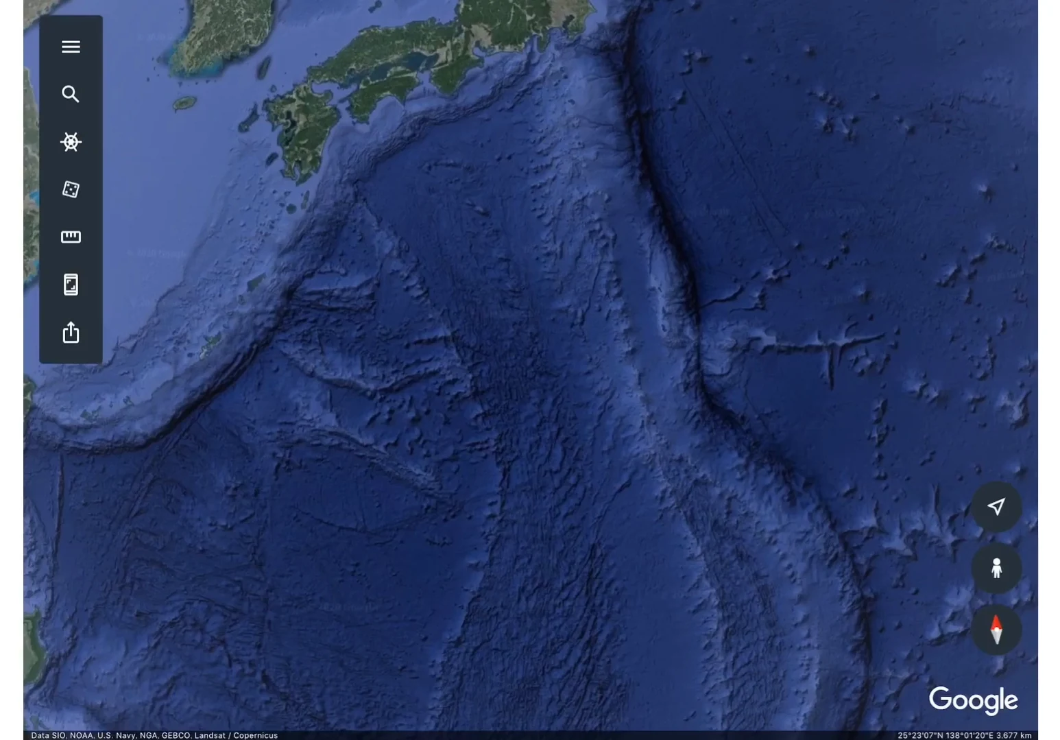 日本列島の東側の太平洋を写した衛星画像。左上に日本列島があり、その東の沖合を、周囲より濃い青色の細長い溝が南北に走っている。