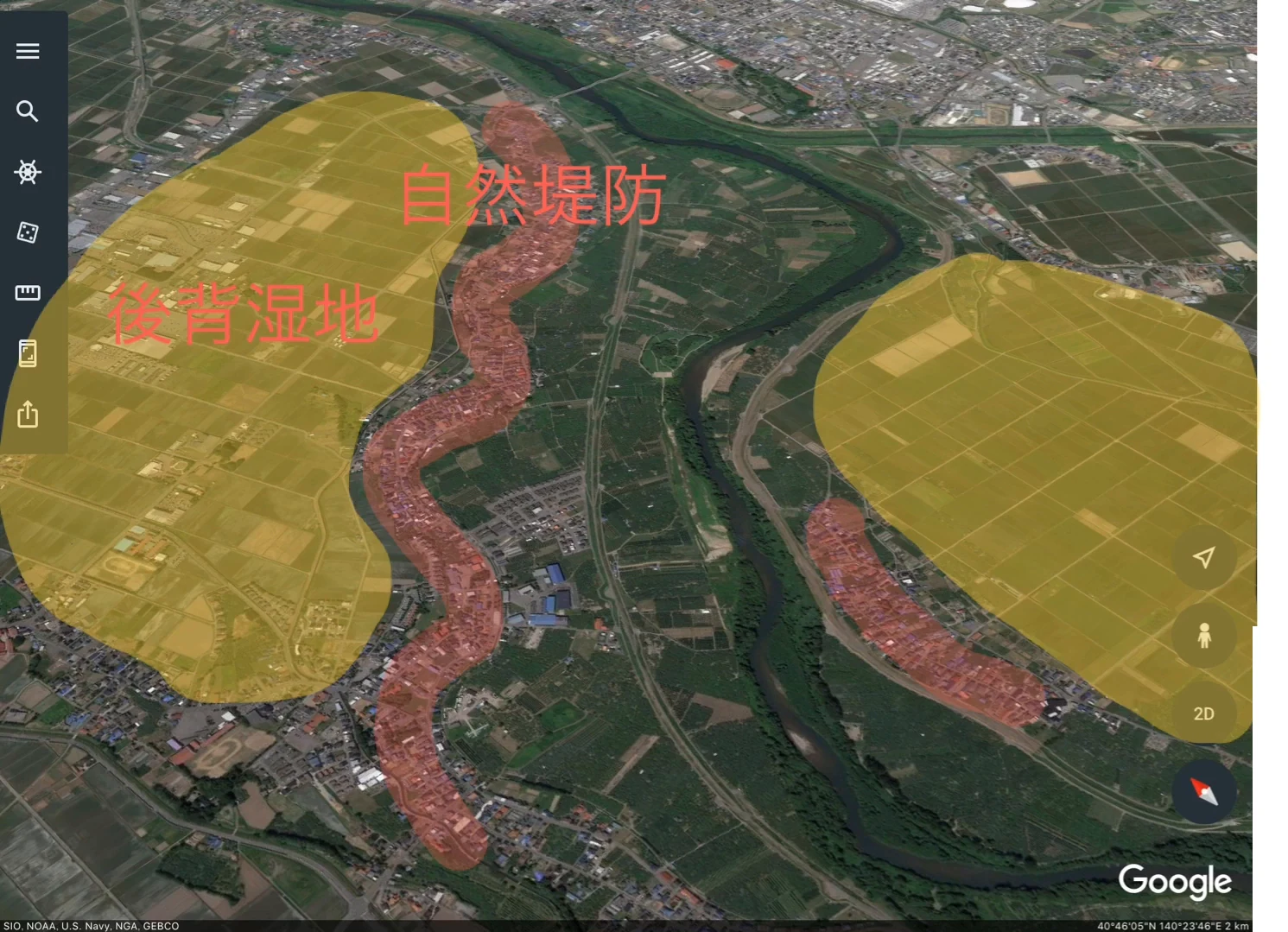 蛇行する川の周辺の航空写真で、川沿いに家が並ぶ帯が赤く「自然堤防」、その外側に広がる水田が黄色く「後背湿地」と塗り分けられている。
