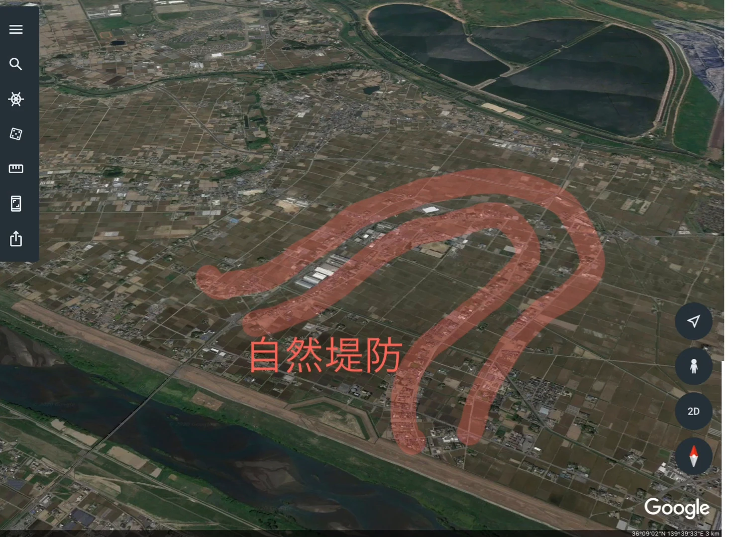 田畑が広がる平野の航空写真で、かつて蛇行していた川の跡に沿う細長い高まりが赤く塗られて「自然堤防」と示され、その上に家が並んでいる。